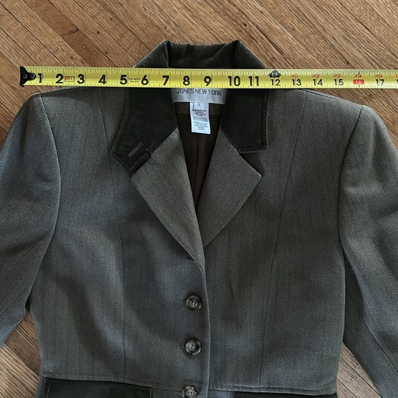 Jones New York tan blazer with brown velvet contrast  collar - Picture 4 of 7